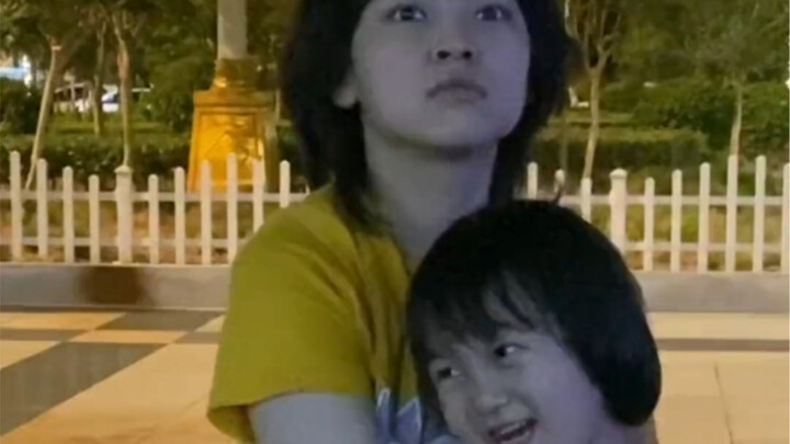 Dẫn con đi theo thật không dễ chút nào.