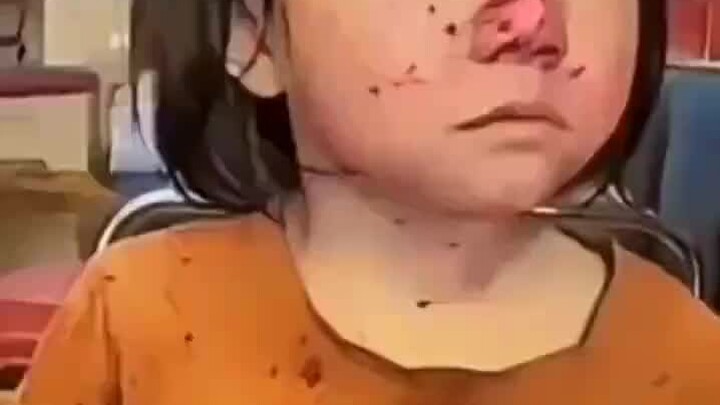 Em bé dễ thương bị mẹ hiểu lầm haha