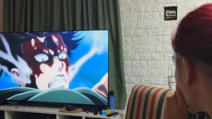 Foreign girl watches the Commander take on Zeke one-on-one and is completely stunned.
