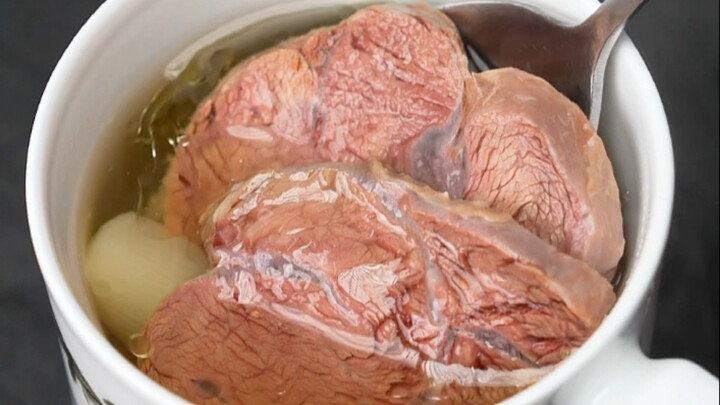 Nên thường thì trong tách trà của tôi lúc nào cũng có thịt bò ngâm…