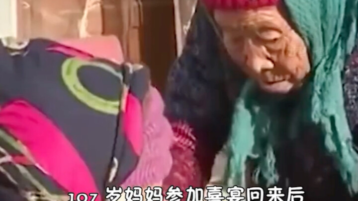 العالم لا يخلو من الله، لكنه لا يخلو من أم. أمام أمي، لا داعي لأن أكون قوية.