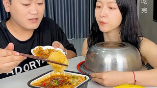 #Haidilao Hot Pot Binbin: Today I'll show you my act of pretending to be clever~ #Daily Couple Meal 