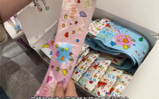 Gak lengkap tahun baru tanpa tongkat kembang api ini! Segera tag teman yang bakal nemenin kamu meray