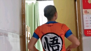 小伙痴迷龙珠二十多年，以为自己是个赛亚人。拼命的修行。只为有朝一日变成速趴赛亚人