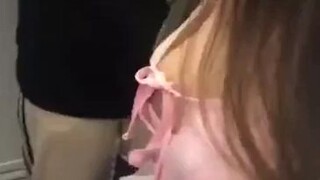 那个女孩忘了穿内衣😂
