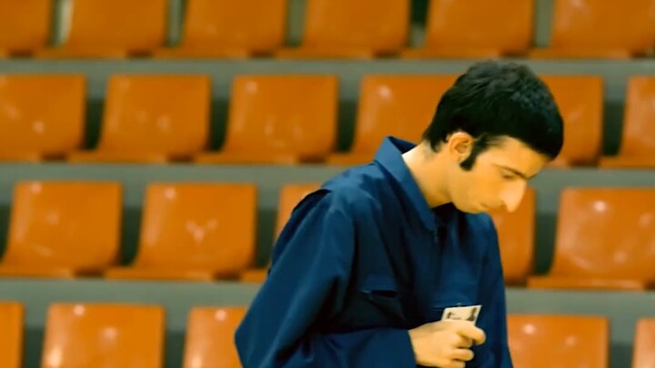 شو اللي حصل لعاملة التنظيف؟ عم تتابع محتوى أكثر منك وأنت بتلعب!