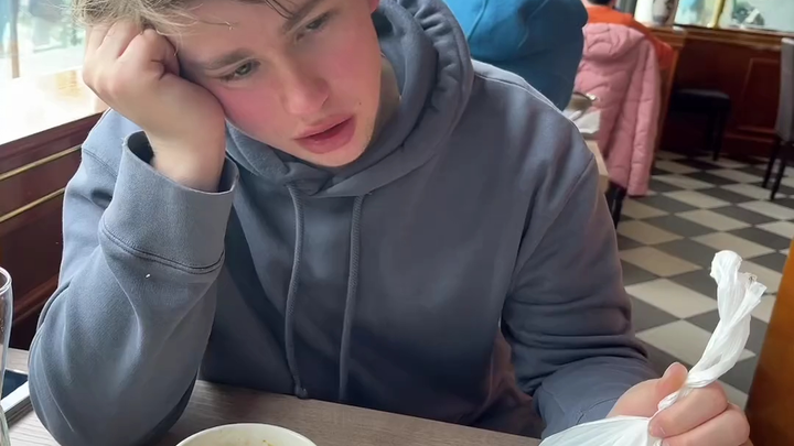 Falki might as well count as a Chinese son-in-law—when it comes to eating Chinese food, he still sti