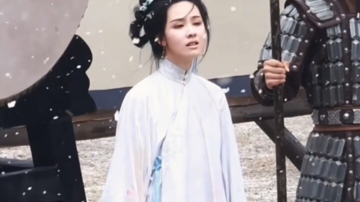 ความสวยสำคัญกว่าการแต่งตัวตามคาแร็กเตอร์ไหม? ตอนตกอับก็ยังต้องริมฝีปากแดงสด เสื้อผ้าเรียบร้อย และเมค