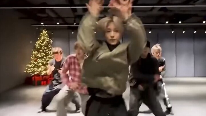 คุณภาพสูงของแดนซ์เบรกหลักที่สเตชัน C 😋 นึกว่าเปิดความเร็วสองเท่า แม้จะปรับให้ช้าลงก็ยังเห็นการควบคุม