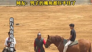 “นักท่องเที่ยว: หล่อมากเลย ยิ้มจนปากไม่ยอมหุบ” ชายคนหนึ่งร่วมกิจกรรมเชิงโต้ตอบในสถานที่ท่องเที่ยว กร