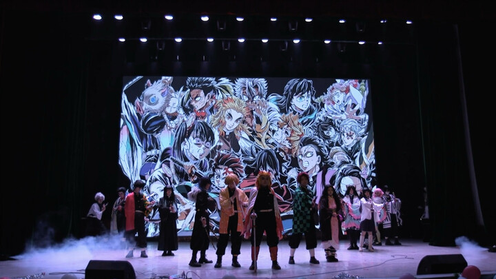 تقصد أننا جمعنا فريق قتال الشياطين لعرض أزياء؟