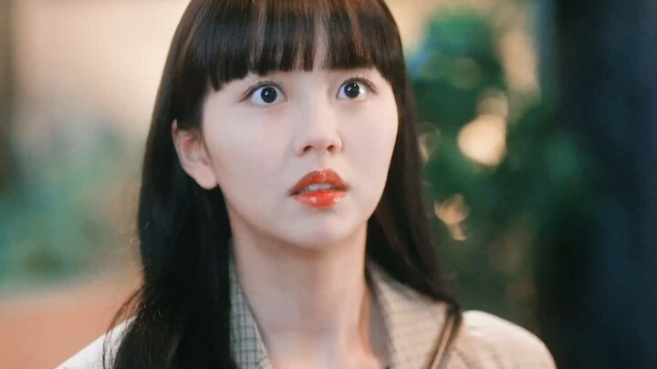 Saat tokoh utama perempuan bertemu mantannya setelah sekian lama berpisah, aura asam-manis yang lang