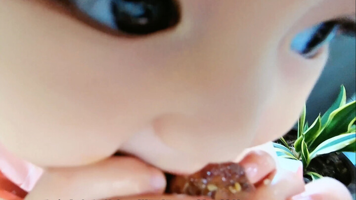 Baby, you’re just too cute gnawing on that chicken wing!
