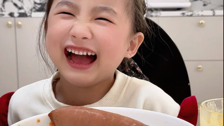 قومي بتصحيح وضعية الطفل الصغير عند استخدامه للعيدان، ولاحظي كم من الوقت سيستغرق حتى يتعلمها.