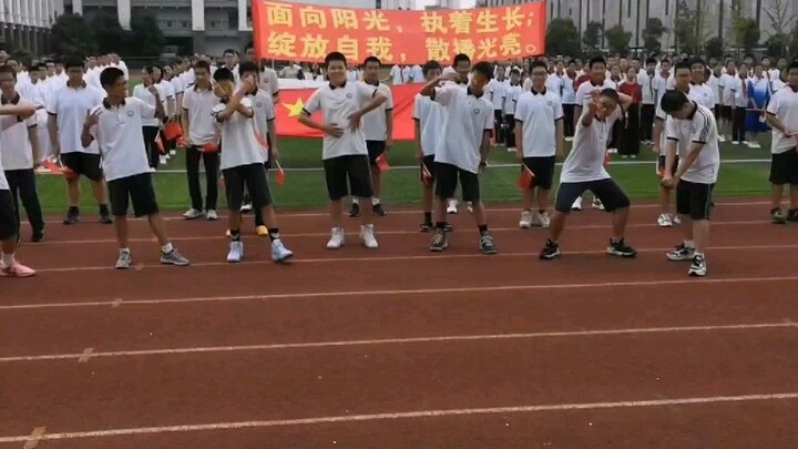 This video went viral. Go to Wuyue Plaza and dance.