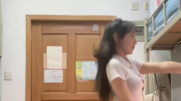 The lockdown drove the female college students crazy, and the rookies danced fancy in the dormitory.