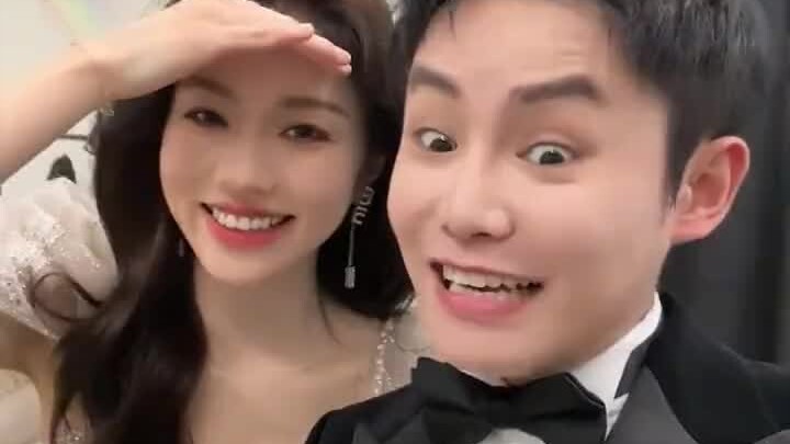 พี่สาวเหมาเหมาจะพาคุณป้าไปกินบาร์บีคิวที่จือโป๋ คุณป้าที่กลัวอ้วนก็ไม่ลังเลหยิบผงชาเขียวติดมือไปด้วย
