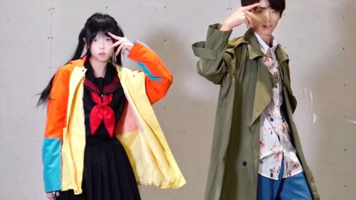 Two people danced to the tune of eating dark snacks 🍭🍫