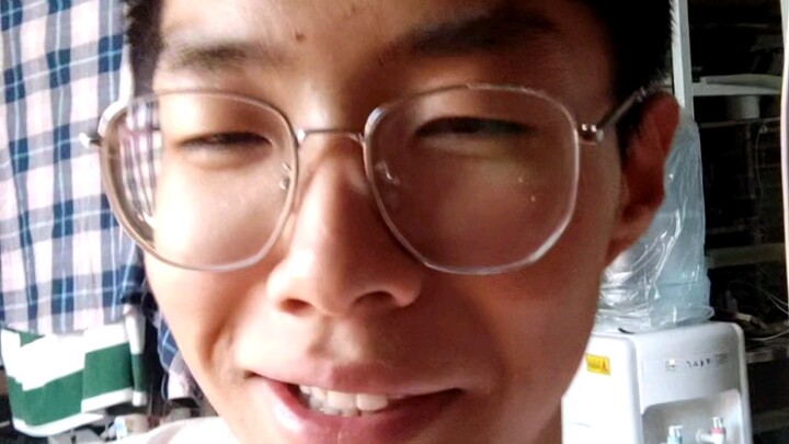 يأمل متجر الفاكهة بالمدرسة أن تتمكن من بيعها بسعر أقل!