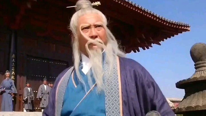 Dưới chân núi Võ Đang, thiếu niên Trương Vô Kỵ bị Huyền Minh Nhị Lão âm mưu hãm hại. Ỷ Thiên Đồ Long