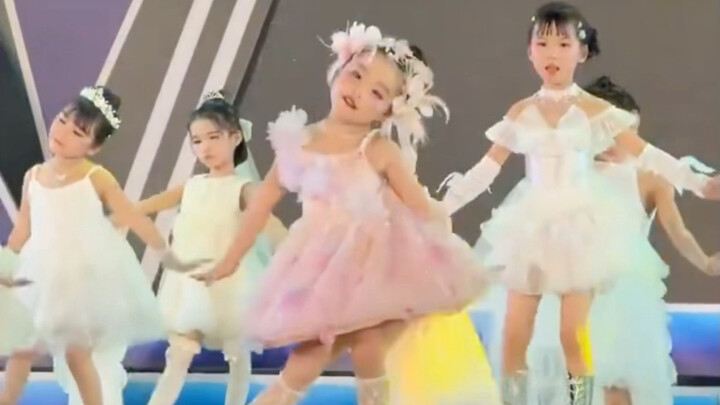 Cứ tưởng là hội diễn văn nghệ ở trường mầm non, ai ngờ lại lạc vào nhà hát opera?