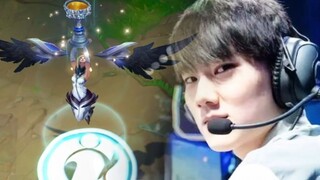 Saya sangat suka satu kalimat dari si komentator: "jackeylove berkata, 'Saya akan jadi pahlawan!'"