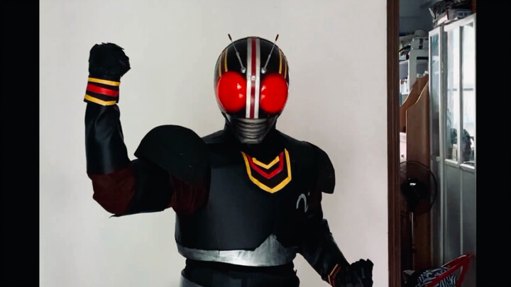 Bao da đen Kamen Rider cos biến hình!