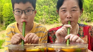Nenek mengizinkanmu menikmati es teh dan menyegarkan diri sepanjang musim panas! Mau secangkir?