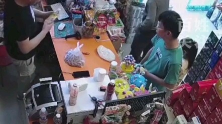 Nenek berusia 90-an ingin menikmati es krim tetapi lupa membawa uang. Si pemilik toko dengan ramah “