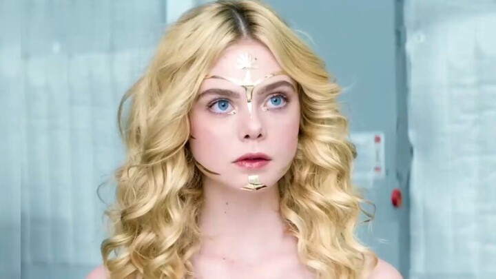 دخلت عارضة صغيرة إلى الوسط، فجعلت أعظم المصورين لا يستطيعون إبعاد أعينهم عنها، وجرّوها إلى أمام الست