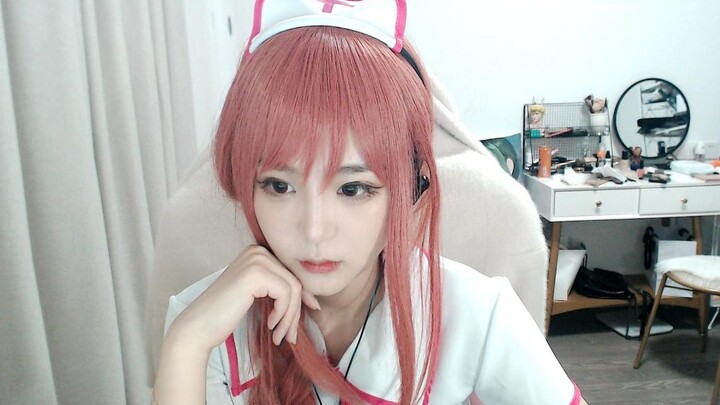 Đánh không lại thì dùng đặc quyền của nữ streamer hả?