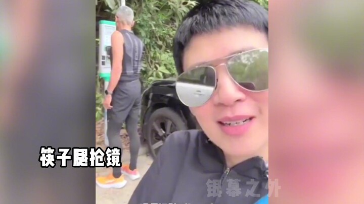 Ở tuổi 67, Châu Nhuận Phát mặc quần bó leo núi, thân hình gầy tong teo, đôi chân khẳng khiu như đũa 