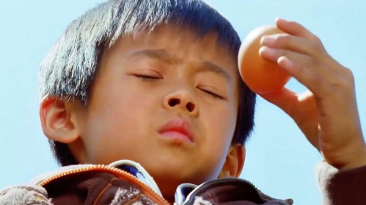 لقد بلغ الولد منذ زمن بعيد السنّ المناسب للالتحاق بالمدرسة، لكنّ أمه منحت فرصة التعليم لأخته الكبرى!