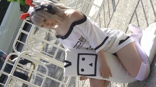 Let's take a picture with a cosplay girl.