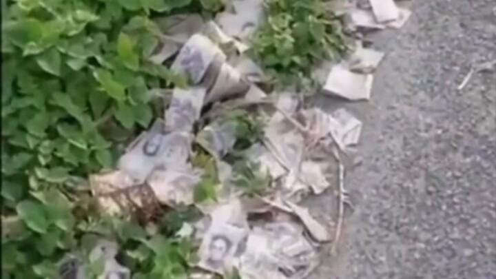 Di Venezuela di tengah inflasi, uang berserakan di mana-mana—uang tak lebih berharga dari kertas, te