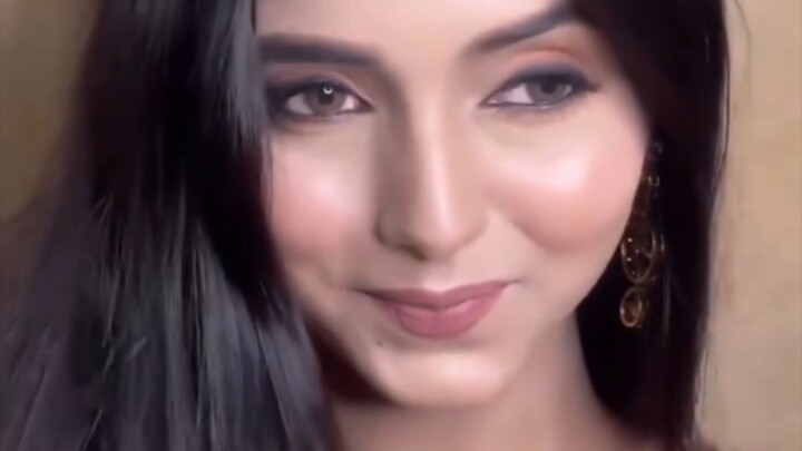 Kaisi lag rhi hu ? 🌙 . . . . . . . . . . . . . . #trending #beautiful #trendingsongs #relatable