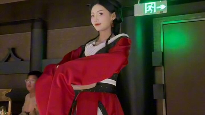 اليوم لا شيء أفعله سوى الاستماع إلى الأغاني في قاعة العروض! مأدبة تشاؤ دو لي