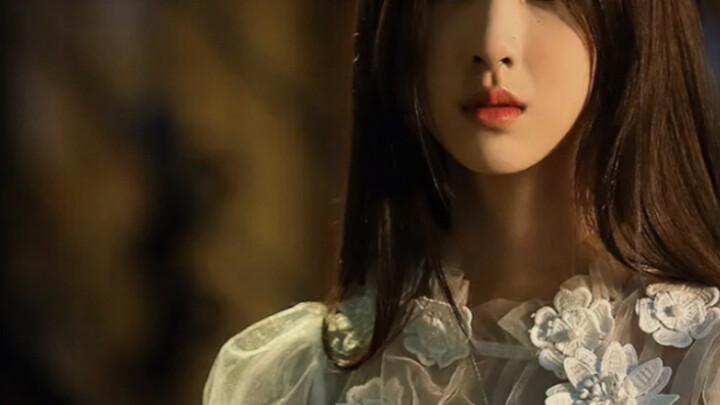 «من هذه البطلة التي تبدو في الخامسة والعشرين وكأنها أصغر من البطل الذي يبلغ التاسعة عشرة؟!»