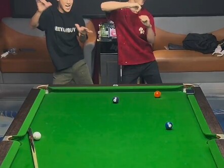 فتاة البلياردو