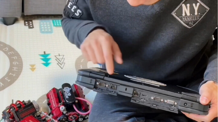 القاسم المشترك بين الهاكرز والغيك: لا يوجد حمقى، فقط مجانين. في اللحظة الأخيرة، يضحّون بالعتاد ويحمو