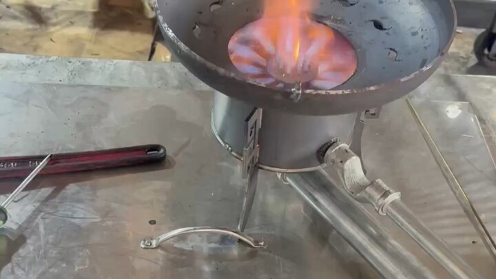 菲律宾一瓶煤气差不多两千比索，一个月要用三瓶。直接改换烧废机油炉灶，反正废机油不用钱[捂脸][捂脸][捂脸]