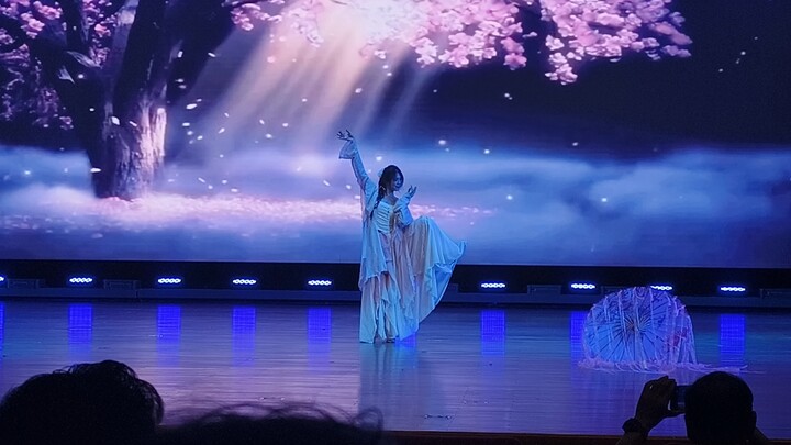 ม้าแดง｜วิธีพลิกสถานการณ์สุดปังเมื่ออุปกรณ์การแสดงหายก่อนขึ้นเวที!!! อีกไม่กี่นาทีจะขึ้นโชว์แล้วผ้าคล