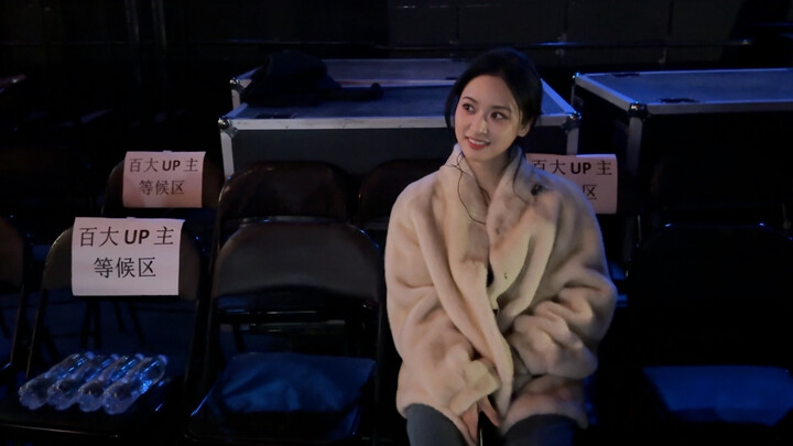 [Thẩm Nguyệt] – Vlogger đang lặng lẽ chuẩn bị bài phát biểu nhận giải trong khu vực chờ Top 100 nhưn