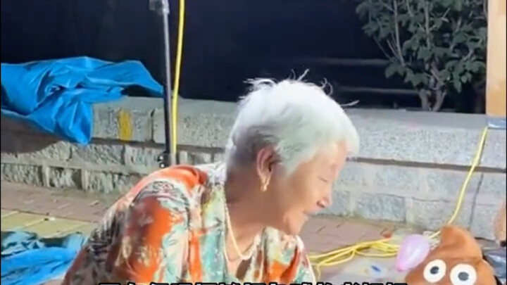 Người nhận lương tháng đối đầu với người nhận lương ngày, chốc lát chẳng biết thương ai.