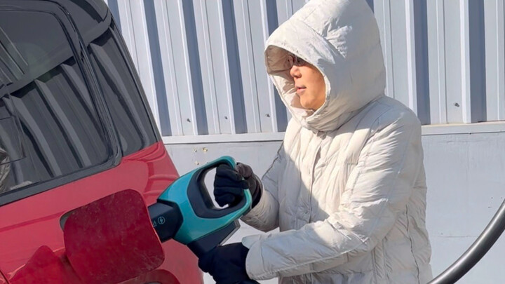 Sixty-Year-Old Grandma Challenges One-Handed Charging at a Fast-Charging Station