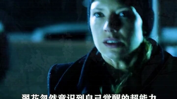 Pria tiba-tiba berlutut di lantai sementara asap putih muncul dari mulutnya