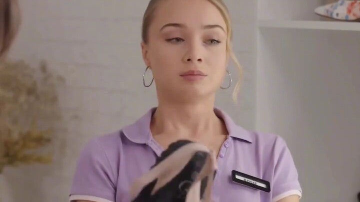 这个营业员有点怪，明明500元的鞋却卖50元