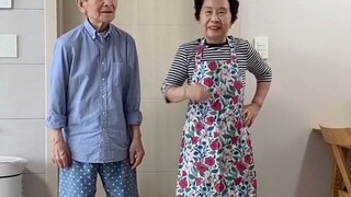 韩国一对很有爱的爷爷奶奶跳舞~