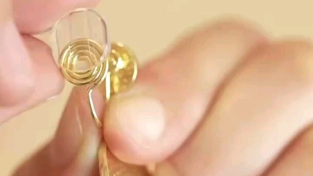 Làm sao đeo được kẹp tai hình đĩa nhang chống muỗi?