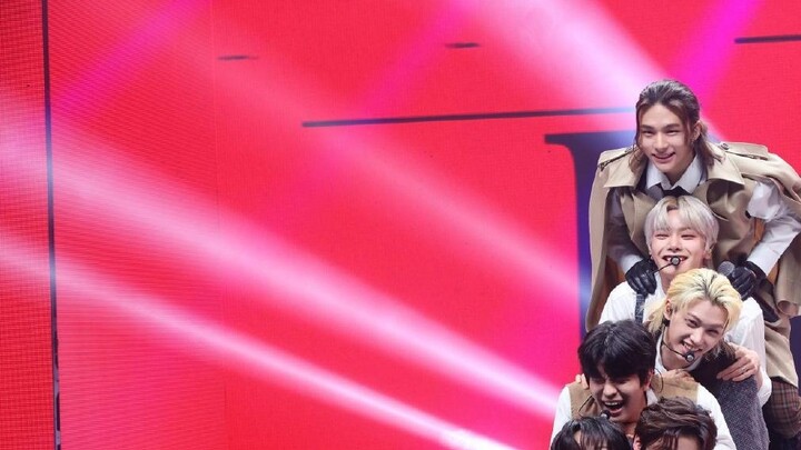 【قطع من مسرح SKZ】【Spread My Wings】 حفلة معجبي اونلاين على المسرح